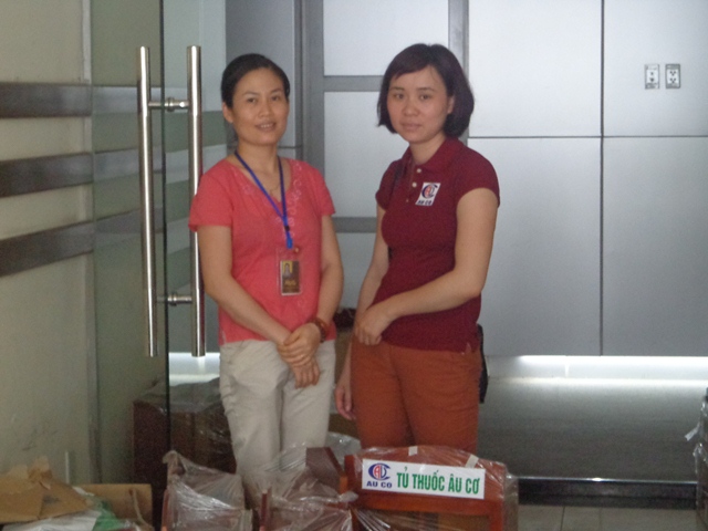 Trao tặng tủ thuốc Âu Cơ cho Ban tổ chức chương trình Cơm Có Thịt tại Hà Nội