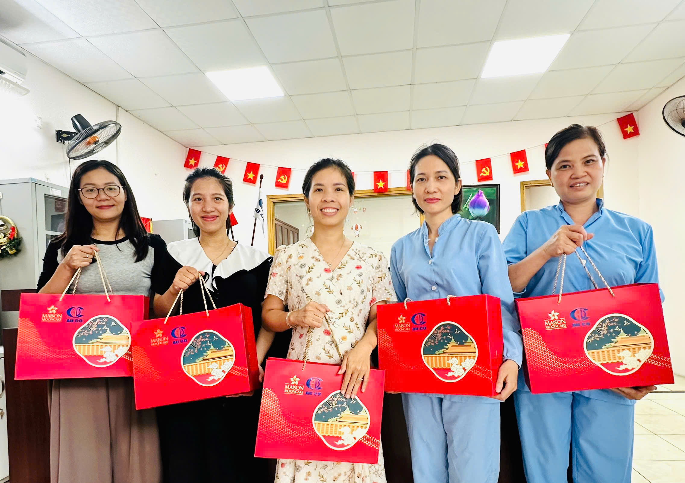 CÔNG TY CP ĐẦU TƯ VÀ SẢN XUẤT ÂU CƠ TẶNG QUÀ TRUNG THU 2025 