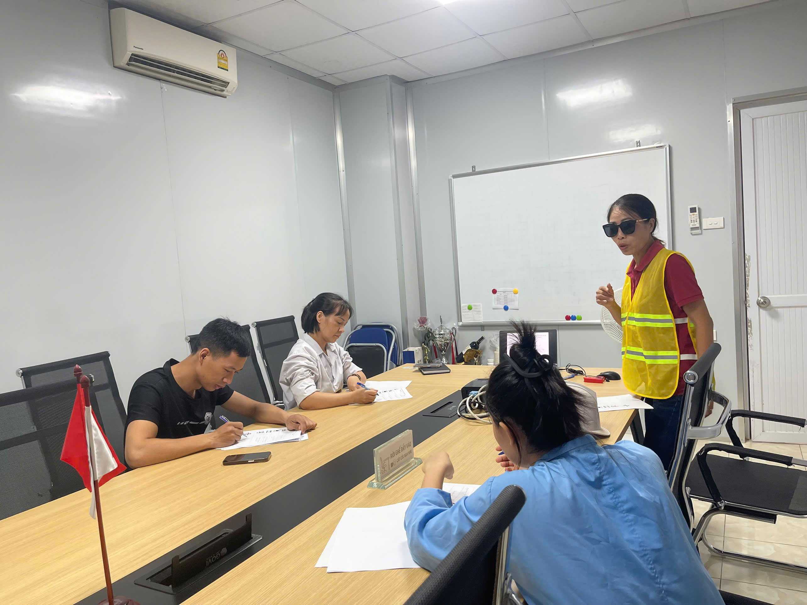 CÔNG TY ÂU CƠ TỔ CHỨC ĐÀO TẠO, SÁT HẠCH VẬN HÀNH XE NÂNG CHO BỘ PHẬN KHO